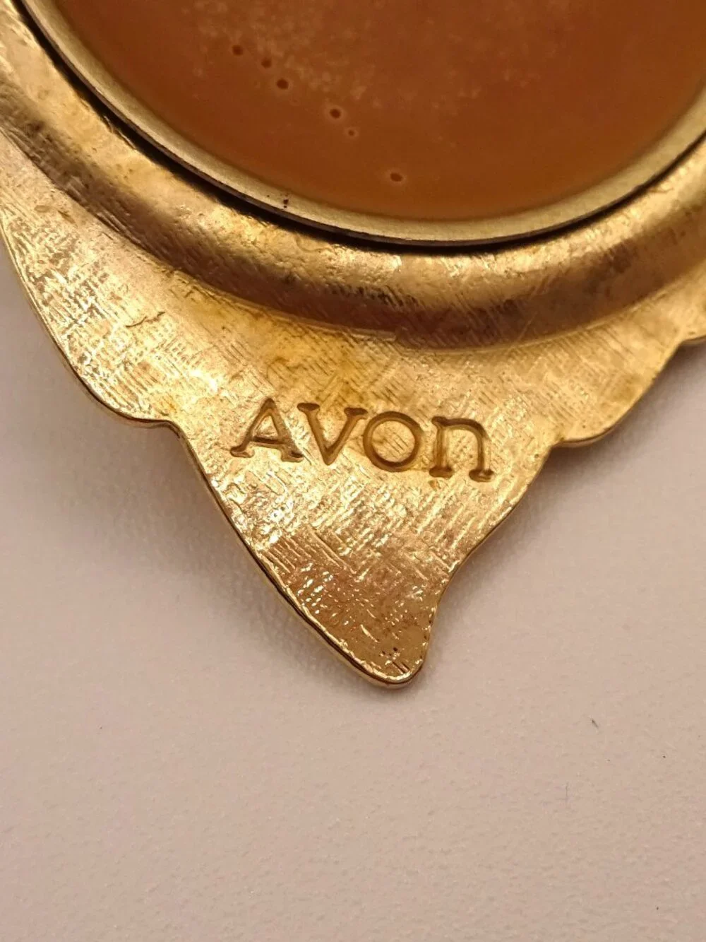 Vintage AVON Compact Solid Charisma Glace Perfume Pin Brooch Leaf Teardrop